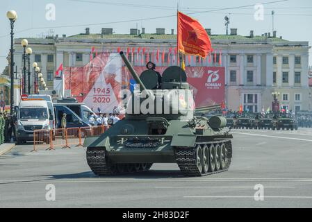 SANKT PETERSBURG, RUSSLAND - 20. JUNI 2020: Sowjetischer Panzer T-34-85 bei der Generalprobe der Militärparade zu Ehren des Siegestages Stockfoto