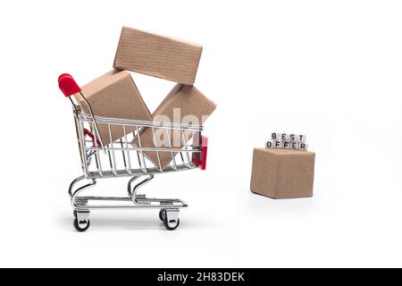 Pakete in einem Warenkorb mit bestem Angebotspaket daneben als Konzept für Warenkorb und Online-Shopping isoliert auf weißem Hintergrund Stockfoto