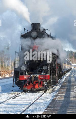 RUSKEALA, RUSSLAND - 10. MÄRZ 2021: Sowjetische Hauptbahndampflokomotive der Baureihe L (P32 'Pobeda') mit dem Retrozug 'Ruskealsky Express' auf dem Bahnsteig von Stockfoto