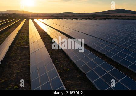 Nahaufnahme der Drohne von Strahlen, die auf Sonnenkollektoren fallen. Stockfoto