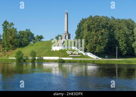 VELIKIE LUKI, RUSSLAND - 04. JULI 2021: Obelisk der Herrlichkeit an einem sonnigen Julitag Stockfoto