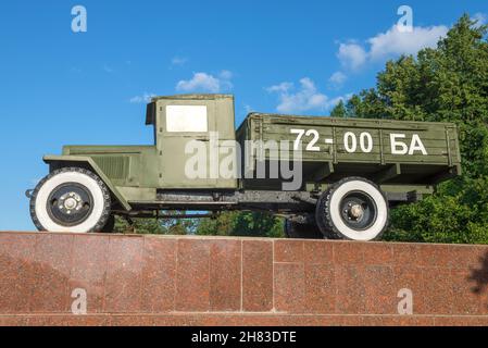 BRYANSK, RUSSLAND - 05. JULI 2021: Sowjetischer Lastwagen ZIS-5 (Uralzis) an einem sonnigen Tag aus der Nähe. Fragment des Denkmals für Militärfahrer in der Nähe von Stockfoto