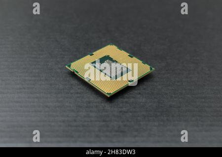 Der Computermikroprozessor liegt auf einem schwarzen Tisch. Elektronische Komponenten und Ersatzteile Stockfoto