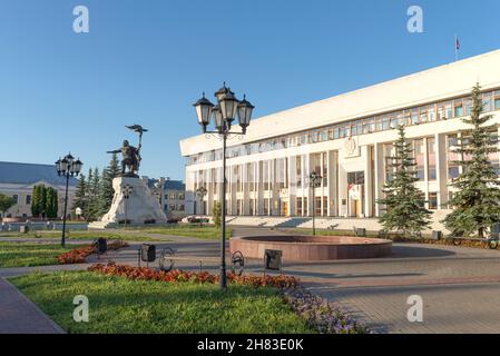 KALUGA, RUSSLAND - 07. JULI 2021: Sonniger Julimorgen im Gebäude der Regionalverwaltung Stockfoto