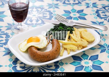 Alheira Teller, portugiesische Küche. Stockfoto