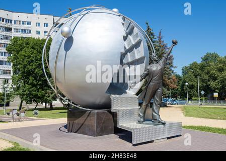 OBNINSK, RUSSLAND - 07. JULI 2021: Blick auf das Denkmal für die Pioniere der Kernenergie an einem sonnigen Julitag Stockfoto