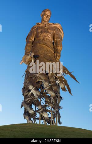 RSCHEW, RUSSLAND - 07. JULI 2021: Skulptur eines sowjetischen Soldaten aus der Nähe vor dem Hintergrund des Abendhimmels. Rschewski Denkmal zu Ehren des Sowjets Stockfoto