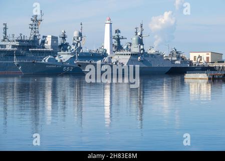 KRONSTADT, RUSSLAND - 11. AUGUST 2021: Kleine Raketenschiffe Zeleny Dol und Odintsovo an einem sonnigen Augustmorgen Stockfoto