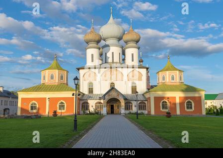 Die alte Mariä-Himmelfahrt-Kathedrale des Tichvin-Himmelfahrtsklosters schließt an einem sonnigen Augusttag. Tichwin, Russland Stockfoto