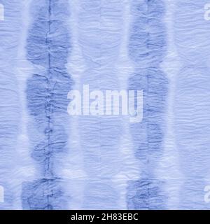 Indigo-Gefärbtes Streifenmuster. Ocean Grunge Ethnisches Design. Kunstvolles Malen In Marmor. Marine Grunge Aquarellmalerei. Hintergrundbild Mit Weißer Tinte. Indi Stockfoto