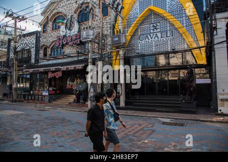 Pattaya, Thailand. 27th. November 2021. Touristen sahen, wie sie an dem geschlossenen Nachtclub auf der Pattaya Walking Street vorbeigingen Pattaya Walking Street das Unterhaltungs- und Nachtclub-Viertel für Touristen in der Stadt Pattaya ist Thailand aufgrund von Covid-19, Obwohl das Land am 1. November 2021 wieder eröffnet wird, hat die Regierung beschlossen, die Wiedereröffnung der Unterhaltung, Pubs und Bars bis zum 16. Januar 2021 zu verzögern, was von der Situation in Covid-19 abhängt. Kredit: SOPA Images Limited/Alamy Live Nachrichten Stockfoto