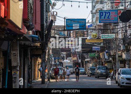 Pattaya, Thailand. 27th. November 2021. Pattaya Walking Street das Unterhaltungs- und Nachtclub-Viertel für Touristen in der Stadt Pattaya, Thailand ist immer noch wegen Covid-19 geschlossen, Obwohl das Land am 1. November 2021 wieder eröffnet wird, hat die Regierung beschlossen, die Wiedereröffnung der Unterhaltung, Pubs und Bars bis zum 16. Januar 2021 zu verzögern, was von der Situation in Covid-19 abhängt. Kredit: SOPA Images Limited/Alamy Live Nachrichten Stockfoto