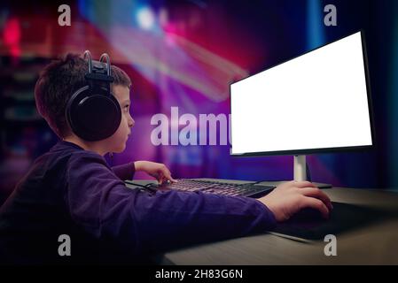 Spielkonzept für Gamer. Isolierter Bildschirm für das Modup der Spielpräsentation. LED leuchtet im Hintergrund Stockfoto