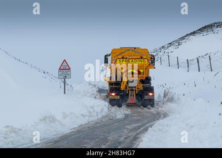 Hawes, North Yorkshire, November 27th 2021 - Ein Gritter-Wagen des North Yorkshire County Council kämpft darum, über den Buttertubs Pass zu gelangen, der Wensleydale mit Swaledale, North Yorkshire, Großbritannien verbindet. Quelle: Wayne HUTCHINSON/Alamy Live News Stockfoto