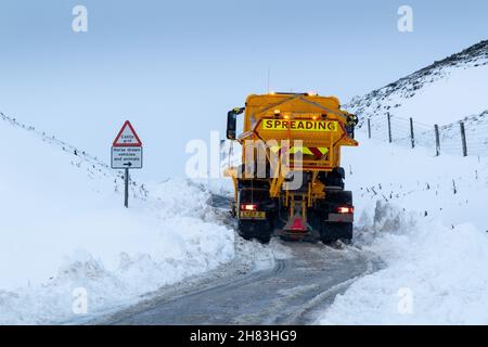 Hawes, North Yorkshire, November 27th 2021 - Ein Gritter-Wagen des North Yorkshire County Council kämpft darum, über den Buttertubs Pass zu gelangen, der Wensleydale mit Swaledale, North Yorkshire, Großbritannien verbindet. Quelle: Wayne HUTCHINSON/Alamy Live News Stockfoto