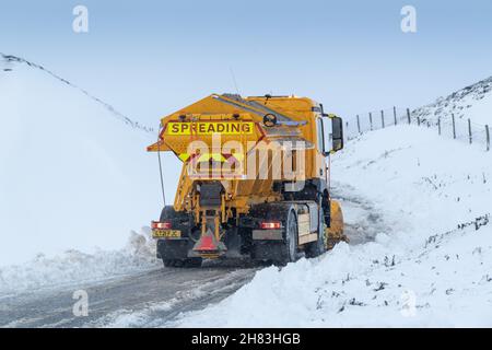 Hawes, North Yorkshire, November 27th 2021 - Ein Gritter-Wagen des North Yorkshire County Council kämpft darum, über den Buttertubs Pass zu gelangen, der Wensleydale mit Swaledale, North Yorkshire, Großbritannien verbindet. Quelle: Wayne HUTCHINSON/Alamy Live News Stockfoto