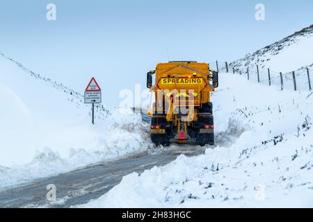 Hawes, North Yorkshire, November 27th 2021 - Ein Gritter-Wagen des North Yorkshire County Council kämpft darum, über den Buttertubs Pass zu gelangen, der Wensleydale mit Swaledale, North Yorkshire, Großbritannien verbindet. Quelle: Wayne HUTCHINSON/Alamy Live News Stockfoto