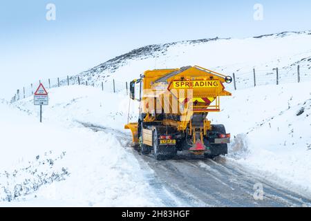 Hawes, North Yorkshire, November 27th 2021 - Ein Gritter-Wagen des North Yorkshire County Council kämpft darum, über den Buttertubs Pass zu gelangen, der Wensleydale mit Swaledale, North Yorkshire, Großbritannien verbindet. Quelle: Wayne HUTCHINSON/Alamy Live News Stockfoto