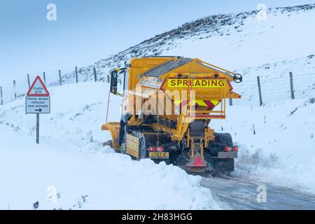 Hawes, North Yorkshire, November 27th 2021 - Ein Gritter-Wagen des North Yorkshire County Council kämpft darum, über den Buttertubs Pass zu gelangen, der Wensleydale mit Swaledale, North Yorkshire, Großbritannien verbindet. Quelle: Wayne HUTCHINSON/Alamy Live News Stockfoto