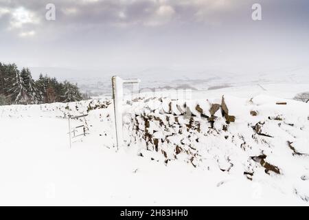 Hawes, North Yorkshire, November 27th 2021 - Sturm Arwen schlug die Yorkshire Dales über Nacht mit Wind und Schnee, wobei viele hohe Straßen vom Schnee abgeschnitten waren. Yorkshire Dales, Großbritannien. Quelle: Wayne HUTCHINSON/Alamy Live News Stockfoto