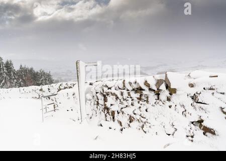 Hawes, North Yorkshire, November 27th 2021 - Sturm Arwen schlug die Yorkshire Dales über Nacht mit Wind und Schnee, wobei viele hohe Straßen vom Schnee abgeschnitten waren. Yorkshire Dales, Großbritannien. Quelle: Wayne HUTCHINSON/Alamy Live News Stockfoto