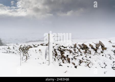 Hawes, North Yorkshire, November 27th 2021 - Sturm Arwen schlug die Yorkshire Dales über Nacht mit Wind und Schnee, wobei viele hohe Straßen vom Schnee abgeschnitten waren. Yorkshire Dales, Großbritannien. Quelle: Wayne HUTCHINSON/Alamy Live News Stockfoto