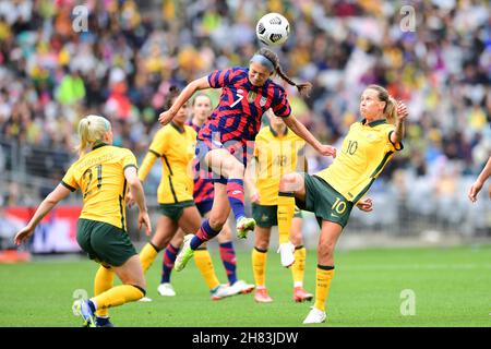 Sydney Olympic Park, Australien. 27th. November 2021. Ashley Hatch (C) von der US-Frauenfußballmannschaft in Aktion beim Freundschaftsspiel zwischen der australischen Frauenfußballmannschaft (Matildas) und der US-Frauenfußballmannschaft (The Stars and Stripes) im Stadium Australia.Endstand: Australien 0:3 USA. Kredit: SOPA Images Limited/Alamy Live Nachrichten Stockfoto