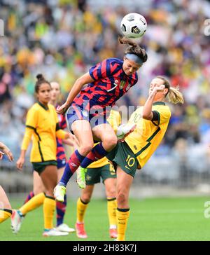 Sydney Olympic Park, Australien. 27th. November 2021. Ashley Hatch (L) von der US-amerikanischen Frauenfußballnationalmannschaft in Aktion beim Freundschaftsspiel zwischen der australischen Frauenfußballnationalmannschaft (Matildas) und der US-amerikanischen Frauenfußballnationalmannschaft (The Stars and Stripes) im Stadium Australia.Endstand: Australien 0:3 USA. (Foto von Luis Veniegra/SOPA Images/Sipa USA) Quelle: SIPA USA/Alamy Live News Stockfoto