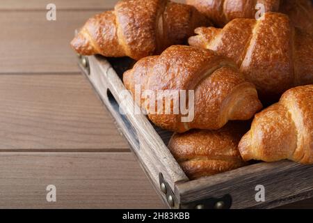 Hausgemachte Croissants auf Holztablett Stockfoto