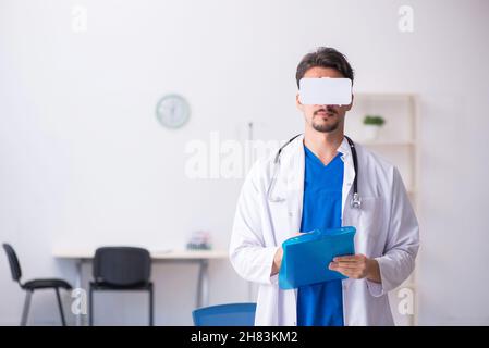 Junge Ärztin mit virtueller Brille in der Klinik Stockfoto