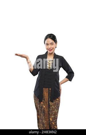 Schöne Frau in traditionellen javanischen Kleidung präsentiert Stockfoto