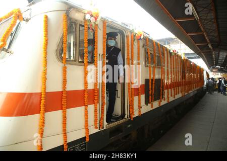 Neu-Delhi, Indien. 27th. November 2021. Am ersten Tag der neuen Route markieren Bundesminister Hardip Singh Puri und Dr. Harshwardhan den Weg nach Neu-Delhi Ranchi Rajdhani. (Bild: © Jyoti Kapoor/Pacific Press via ZUMA Press Wire) Bild: ZUMA Press, Inc./Alamy Live News Stockfoto