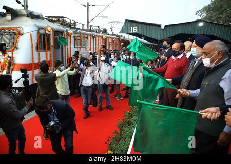 Neu-Delhi, Indien. 27th. November 2021. Am ersten Tag der neuen Route markieren Bundesminister Hardip Singh Puri und Dr. Harshwardhan den Weg nach Neu-Delhi Ranchi Rajdhani. (Bild: © Jyoti Kapoor/Pacific Press via ZUMA Press Wire) Bild: ZUMA Press, Inc./Alamy Live News Stockfoto