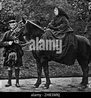 Königin Victoria mit ihrem „Begleiter“ John Brown auf ihrem Pferd „Fyvie“, das George Wilson (1823-1893) 1863 in Balmoral aufgenommen hatte, aus den Archiven des Press Portrait Service (ehemals Press Portrait Bureau). Stockfoto