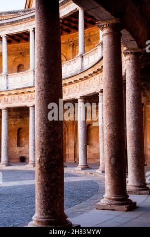 Kreisförmiger Innenhof im Zentrum des Palastes Karl V., ein Denkmal aus der christlichen Ära an der Alhambra in Granada, Spanien. Stockfoto