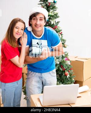 Die junge Familie Weihnachten im neuen Haus feiern. Stockfoto