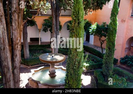 Arkadengalerie des Gartens von Daraxa in La Alhambra in Granada, Spanien. Stockfoto