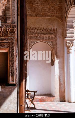 Gebetsnische und maurische Bogengalerie des Patio de la Acequia in der Alhambra in Granada, Spanien. Stockfoto