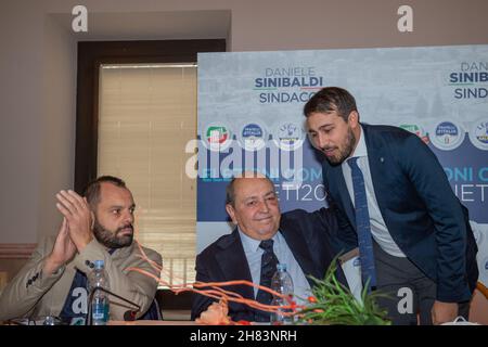 Rieti, Italien. 26th. November 2021. Das Centro Destra der Stadt Rieti stellte seinen Kandidaten, Daniele Sinibaldi, vor. Derzeitiger stellvertretender Bürgermeister der Stadt Rieti und Provinzkoordinator von Fratelli D'Italia. Als vereinte Mitte-Rechts-Partei gibt es eine unwahrscheinliche Allianz zwischen Renzis Partei Italia Viva und Forza Italia, die Daniele Sinibaldis Kandidatur unterstützen wird. (Foto von Rahul Sadhukhan/Pacific Press) Quelle: Pacific Press Media Production Corp./Alamy Live News Stockfoto