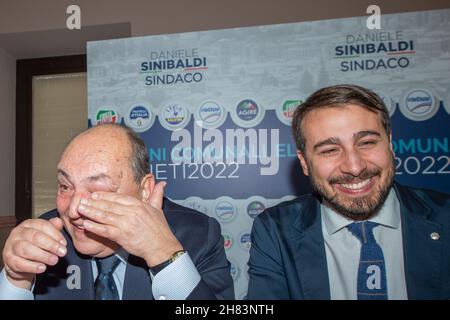 Rieti, Italien. 26th. November 2021. Das Centro Destra der Stadt Rieti stellte seinen Kandidaten, Daniele Sinibaldi, vor. Derzeitiger stellvertretender Bürgermeister der Stadt Rieti und Provinzkoordinator von Fratelli D'Italia. Als vereinte Mitte-Rechts-Partei gibt es eine unwahrscheinliche Allianz zwischen Renzis Partei Italia Viva und Forza Italia, die Daniele Sinibaldis Kandidatur unterstützen wird. (Foto von Rahul Sadhukhan/Pacific Press) Quelle: Pacific Press Media Production Corp./Alamy Live News Stockfoto