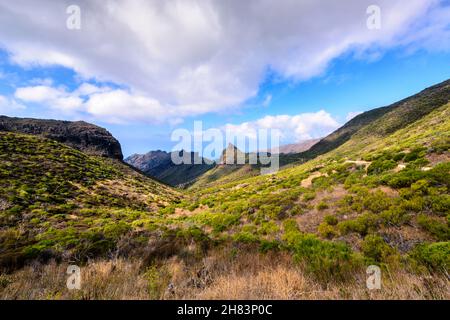 Idyllische Landschaft gegen bewölkten Himmel, Macizo de Teno Berge, Masca, Spanien Stockfoto