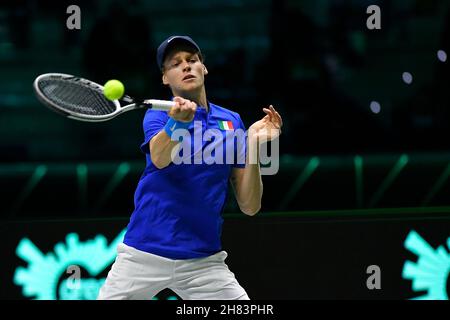 Turin, ITALIEN, Italien. 26th. November 2021. Tennis - Davis Cup Gruppe D Qualifikation für das Viertelfinale.Italia gegen USA.Pala Alpitour, Turin, Italien 26. November 2021.Italiens Jannik Sinnerin in Aktion während seines Spiels gegen John Isner von den USA (Bildnachweis: © Tonello Abozzi/Pacific Press via ZUMA Press Wire) Stockfoto