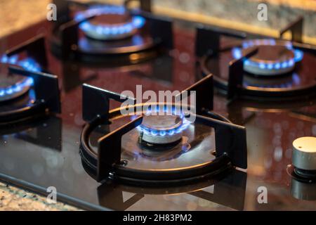 Das Gas brennt im Brenner eines Küchenofens. Horizontale Ansicht Stockfoto