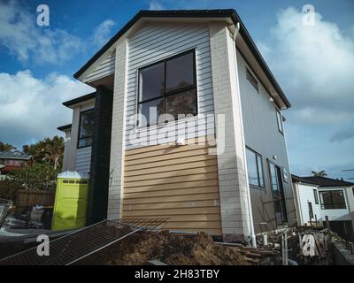 AUCKLAND, NEUSEELAND - 20. Okt 2021: Ein modernes Haus wird in Howick, Auckland, Neuseeland gebaut Stockfoto