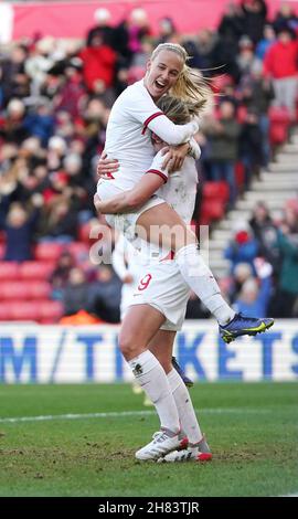 Die Engländerin Ellen White (rechts) feiert mit Beth Mead, nachdem sie im Qualifikationsspiel der FIFA Frauen-Weltmeisterschaft 2023 im Stadion of Light, Sunderland, das erste Tor ihrer Spielmannschaft erzielt hat. Bilddatum: Samstag, 27. November 2021. Stockfoto