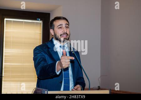 Rieti, Italien. 26th. November 2021. Das Centro Destra der Stadt Rieti stellte seinen Kandidaten, Daniele Sinibaldi, vor. Derzeitiger stellvertretender Bürgermeister der Stadt Rieti und Provinzkoordinator von Fratelli D'Italia. Als vereinte Mitte-Rechts-Partei gibt es eine unwahrscheinliche Allianz zwischen Renzis Partei Italia Viva und Forza Italia, die Daniele Sinibaldis Kandidatur unterstützen wird. (Bild: © Riccardo Fabi/Pacific Press via ZUMA Press Wire) Bild: ZUMA Press, Inc./Alamy Live News Stockfoto