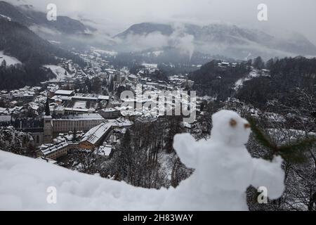 Berchtesgaden, Deutschland. 01st Januar 2000. Ein Mini-Schneemann steht auf dem Lockstein oberhalb von Berchtesgaden. Quelle: Kilian Pfeiffer/dpa/Alamy Live News Stockfoto