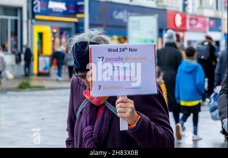 Eastbourne, East Sussex, Großbritannien. 27th. November 2021. Die Menschen vor Ort versammeln sich, um sich an die 27 Migranten zu erinnern, darunter Frauen und Kinder, die letzten Mittwoch starben, als sie versuchten, den englischen Kanal von Frankreich aus zu überqueren, nachdem das Schlauchboot, in dem sie sich befanden, kurz nach dem Verlassen der französischen Küste gesunken war. Kredit: Newspics UK South/Alamy Live Nachrichten Stockfoto