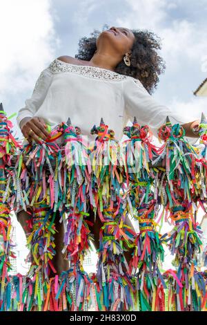 Porträt eines Modells, das lächelt und zum blauen Himmel aufschaut. Salvador, Bahia, Brasilien. Stockfoto