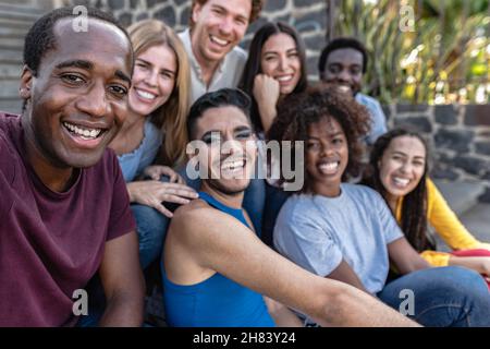 Junge multirassische Gruppe von Freunden, die Selfie auf städtischen Treppen sitzen - Jugend Millennial Lifestyle und Technologie-Konzept Stockfoto